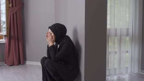 Deprimierte-Junge-Muslimische-Frau-Weint,-Während-Sie-An-Der-Wand-Lehnt.